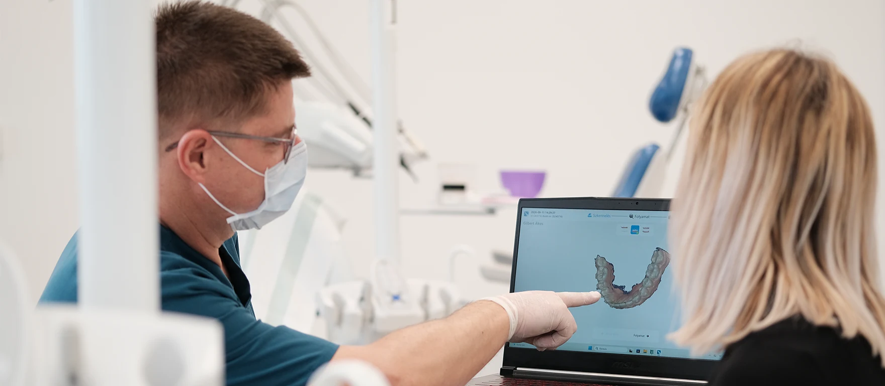 Fogorvos digitális fogászati felvételt elemez páciensével az Orim Dental pécsi rendelőjében