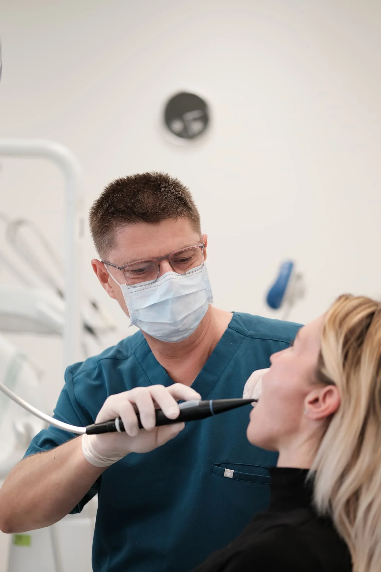 Dr. Kiss Gábor szájsebészeti kezelés közben az ORIM Dental pécsi rendelőjében